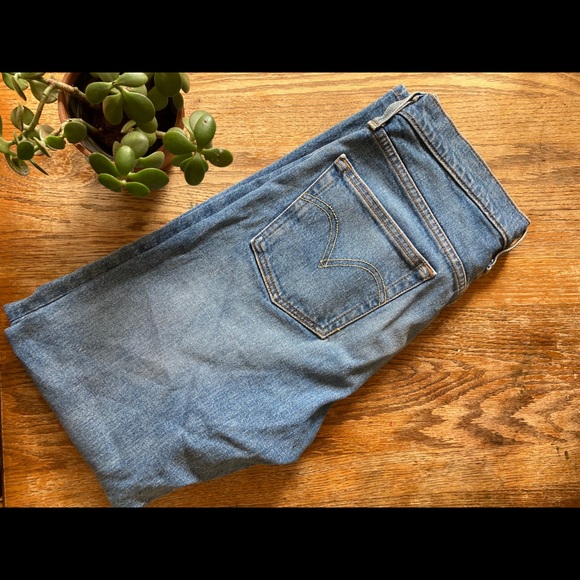 Levi’s Women’s 501 Tapered Jean - Picture 6 of 8